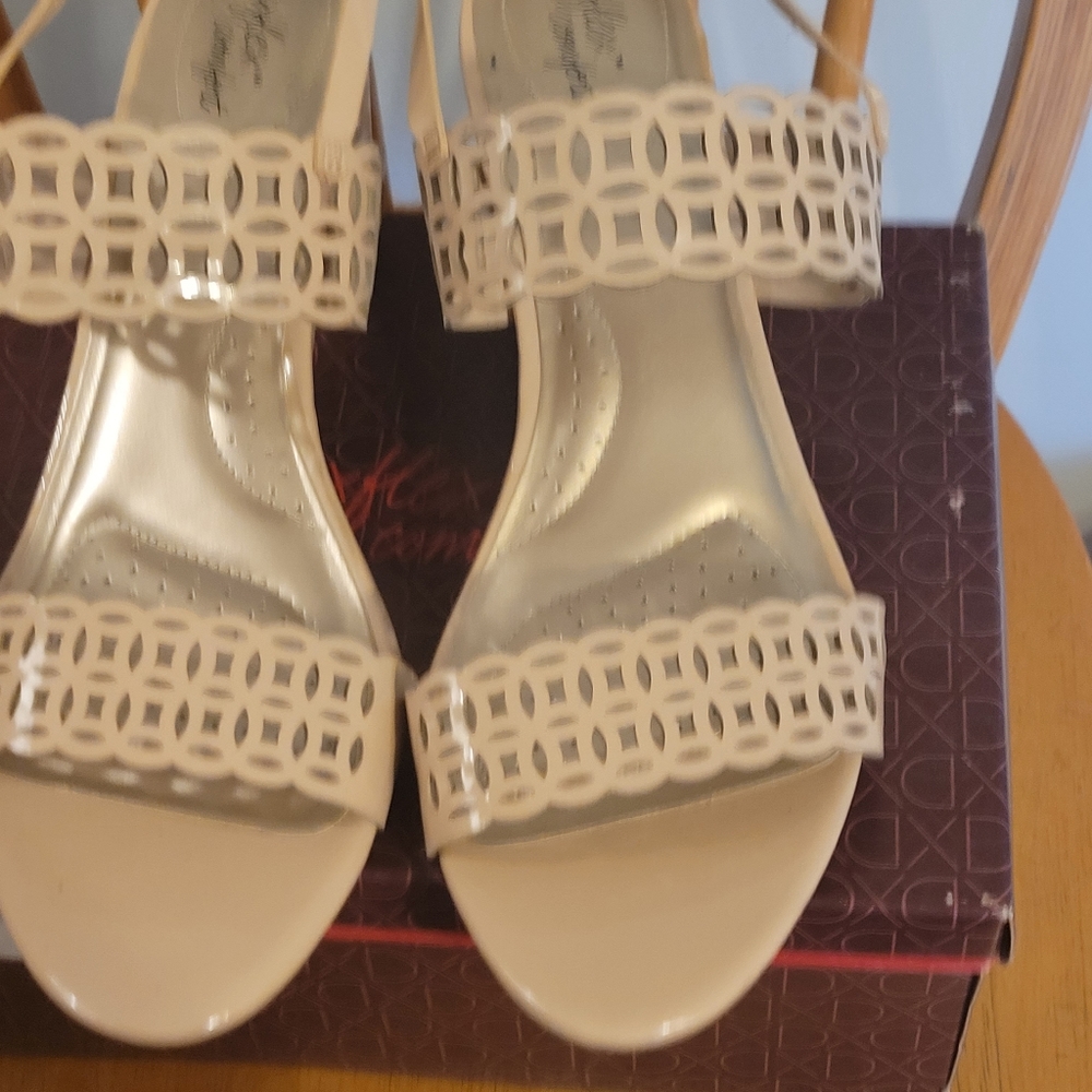 Women's shoes